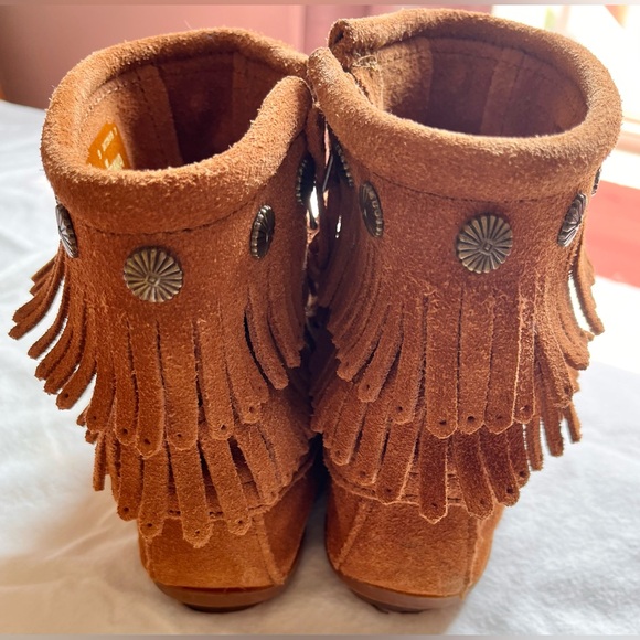 Minnetonka Double Fringe Suede Boots Booties size 7 Zip-Up Studded - Picture 6 of 7